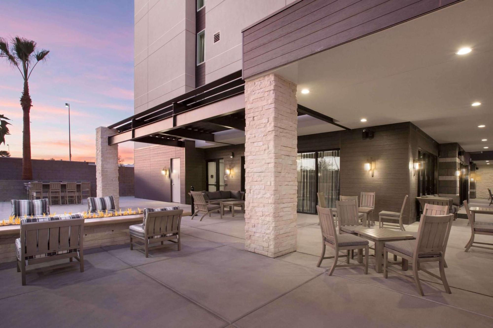 Homewood By Hilton Vegas Center Hotel