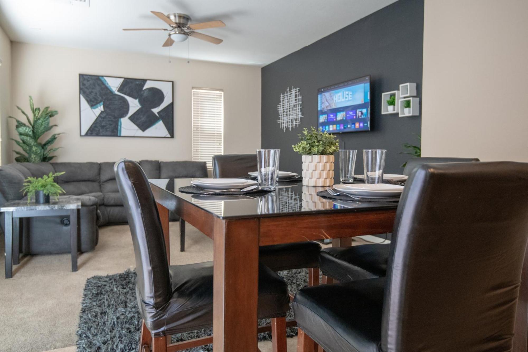 Large 3br King Moments Away From Strip Holiday home