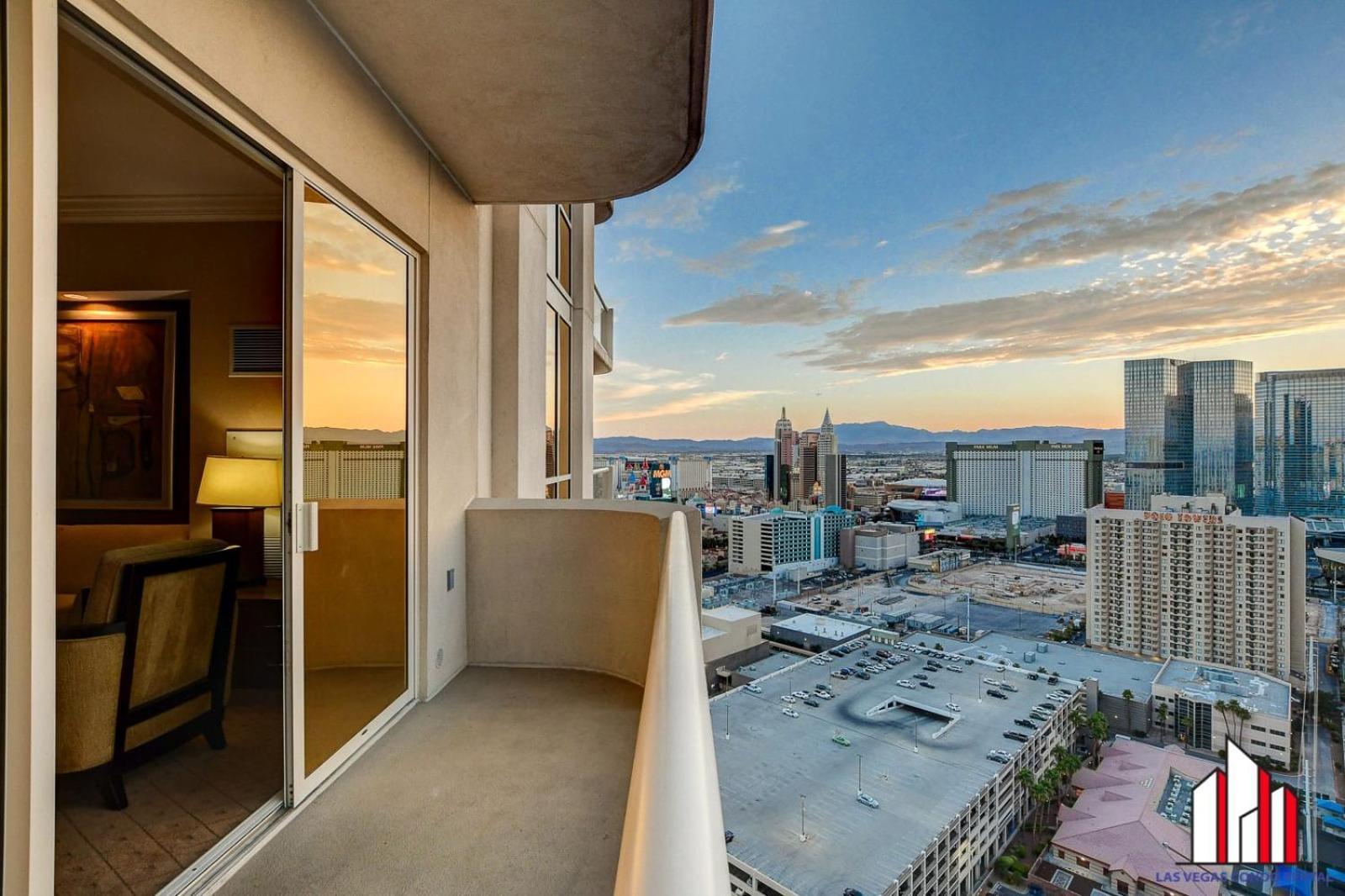 Mgm Signature-30-705 F1 Track & Strip View Balcony Ferienhaus