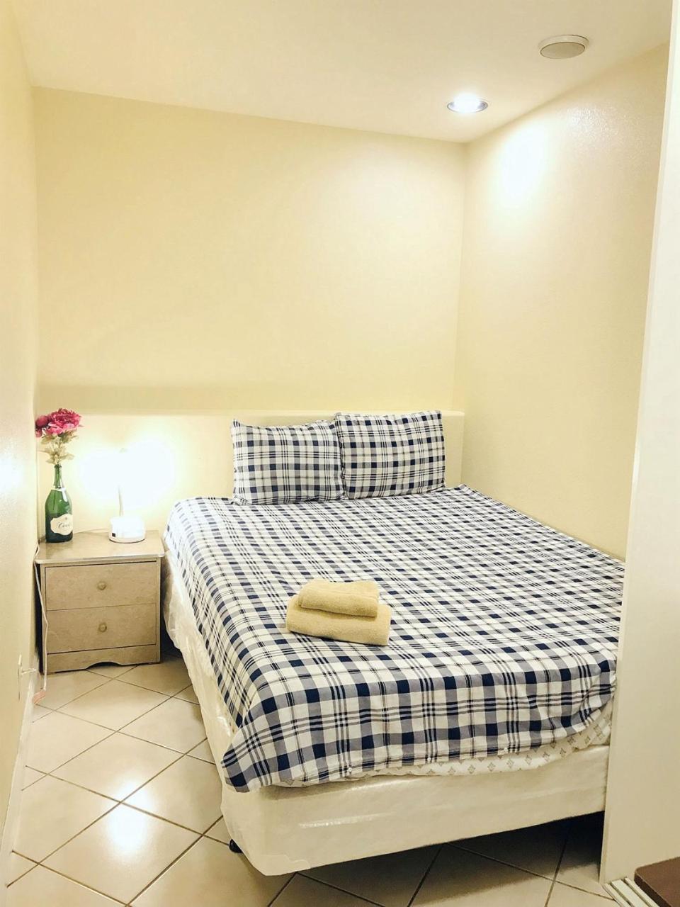 New Bedroom Queen Size Bed At Vegas For Rent-2 Homestay Las Vegas