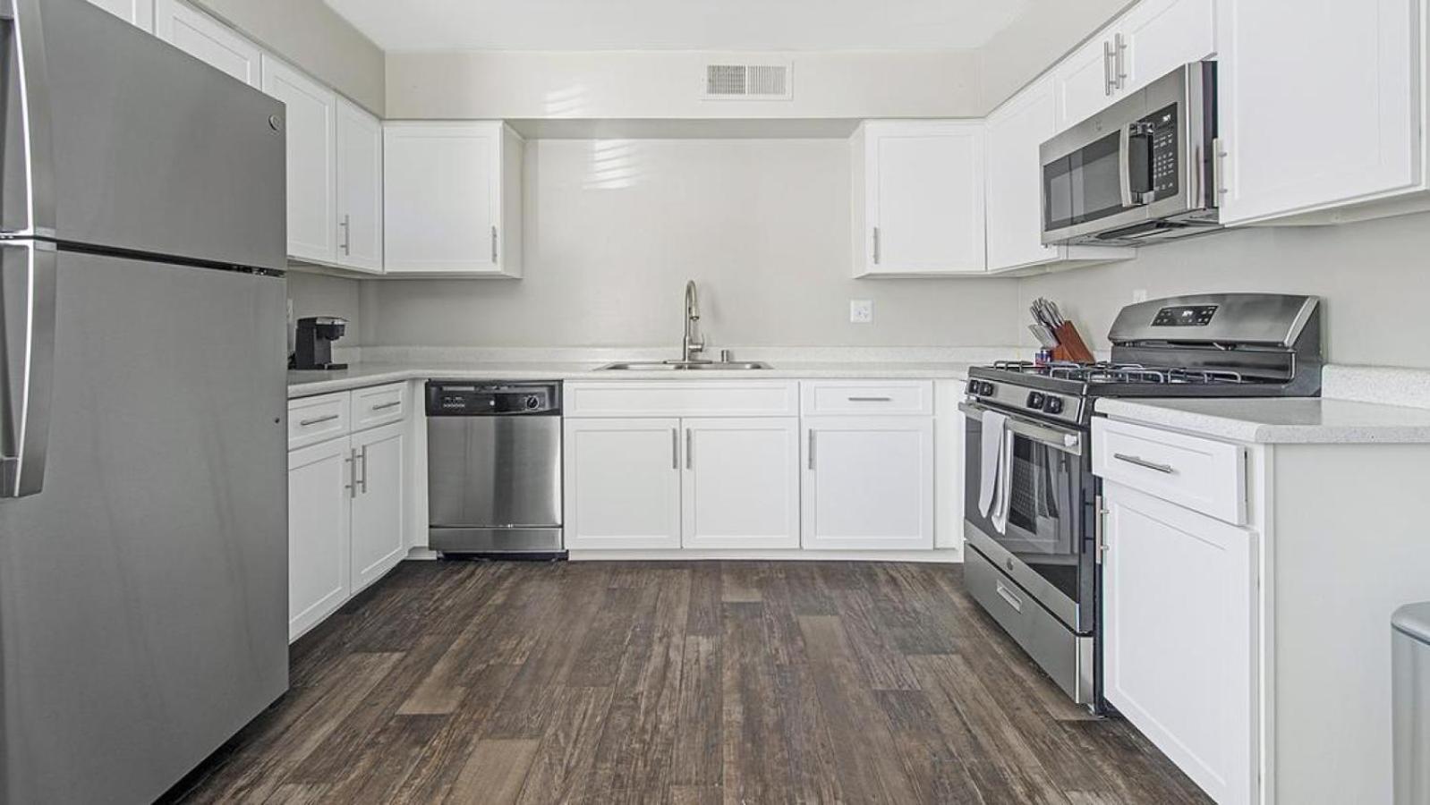 Landing Modern With Amazing Amenities *