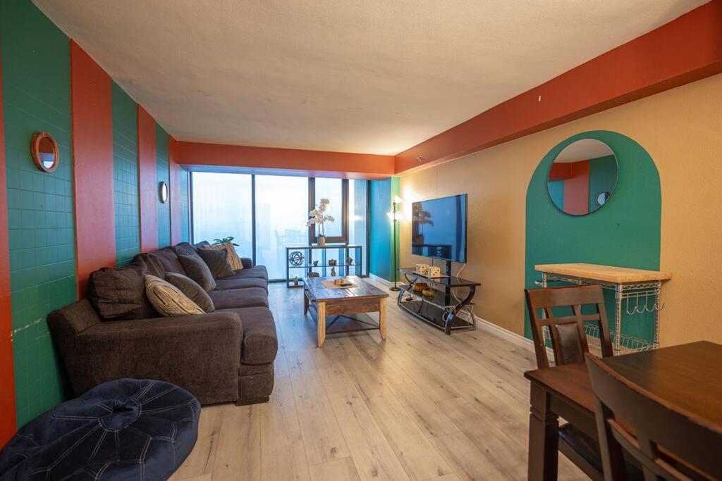 Penthouse On The Strip - 2bd/2ba Apartment