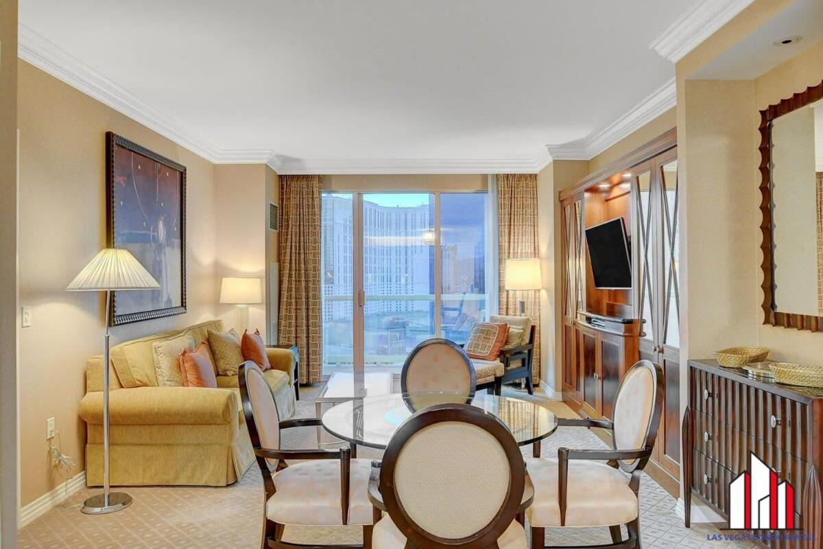 Signature 2br3ba Balcony Combo Units 18-701 And 03 Holiday home Las Vegas