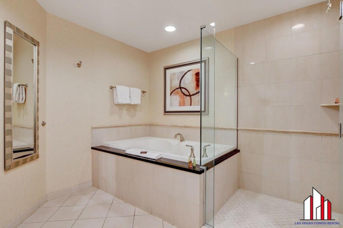 Mgm Signature-15-709 Strip View Jacuzzi