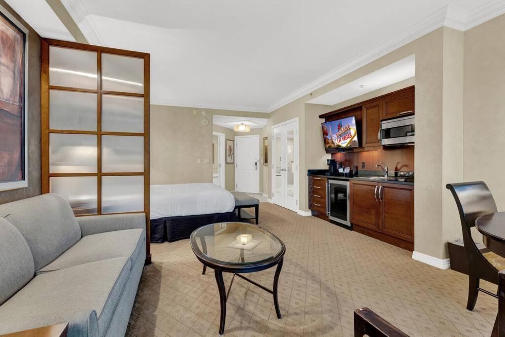 Apartment Ultimate Mgm Retreat With Jacuzzi, Pool & Gym! *