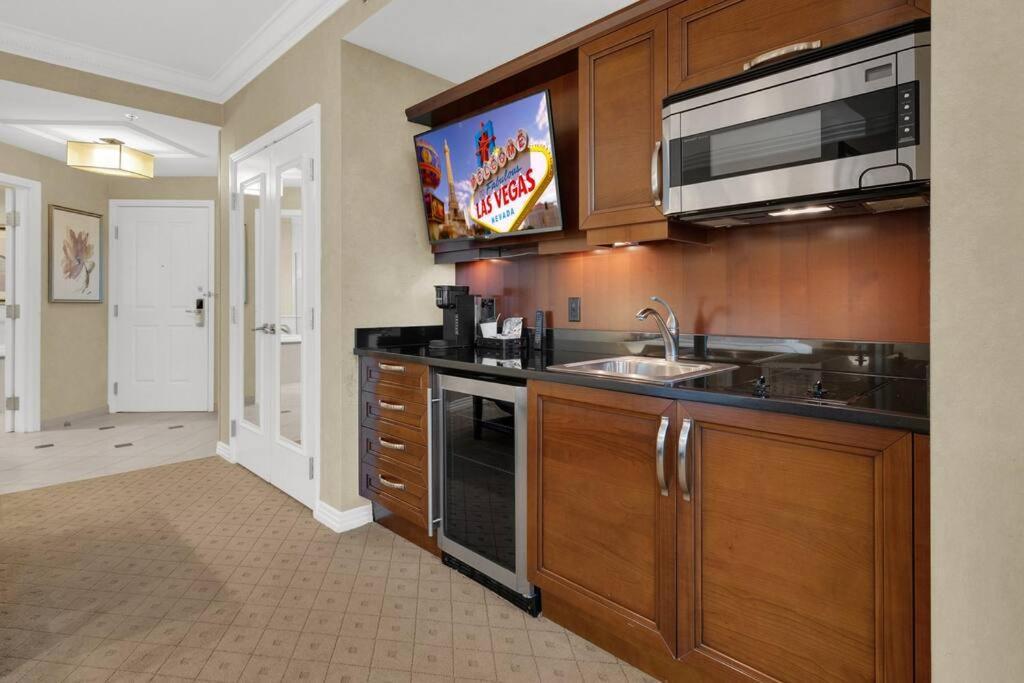 Ultimate Mgm Retreat With Jacuzzi, Pool & Gym! *