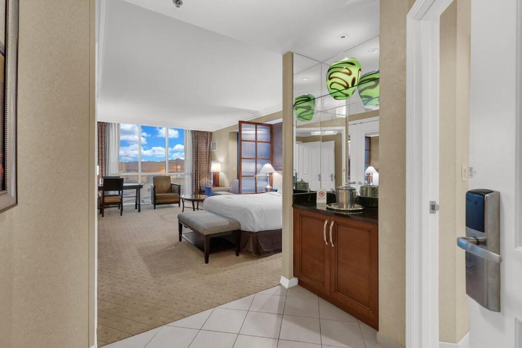 Ultimate Mgm Retreat With Jacuzzi, Pool & Gym! *