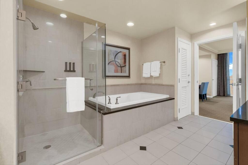 Apartment Ultimate Mgm Retreat With Jacuzzi, Pool & Gym! *