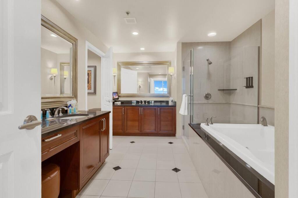 Ultimate Mgm Retreat With Jacuzzi, Pool & Gym!