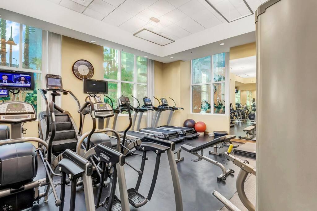 Apartment Ultimate Mgm Retreat With Jacuzzi, Pool & Gym!
