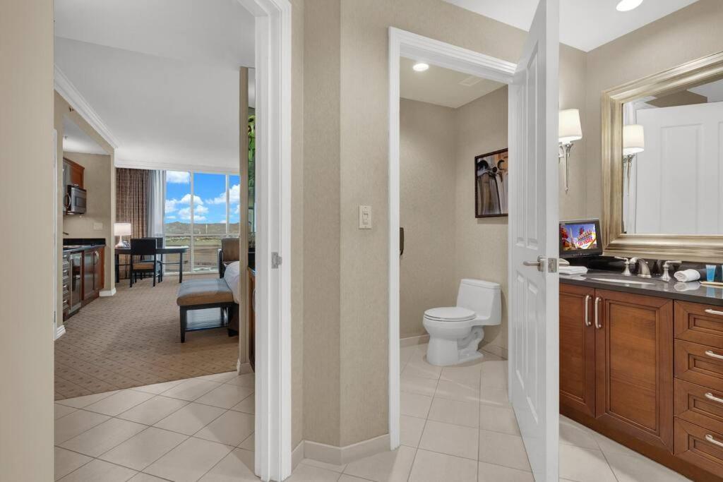 Ultimate Mgm Retreat With Jacuzzi, Pool & Gym! Apartment