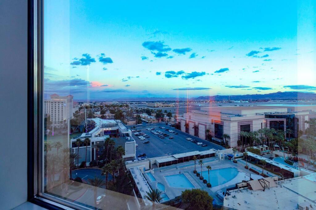 Apartment Ultimate Mgm Retreat With Jacuzzi, Pool & Gym!