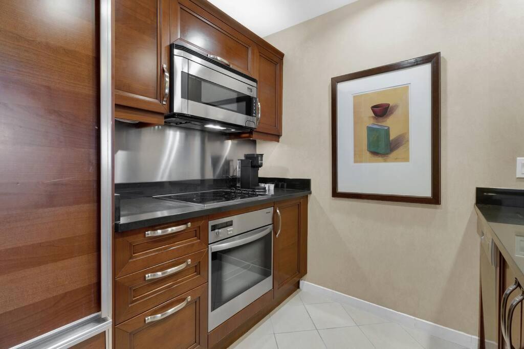 Ultimate Mgm Retreat With Jacuzzi, Pool & Gym! Apartment *