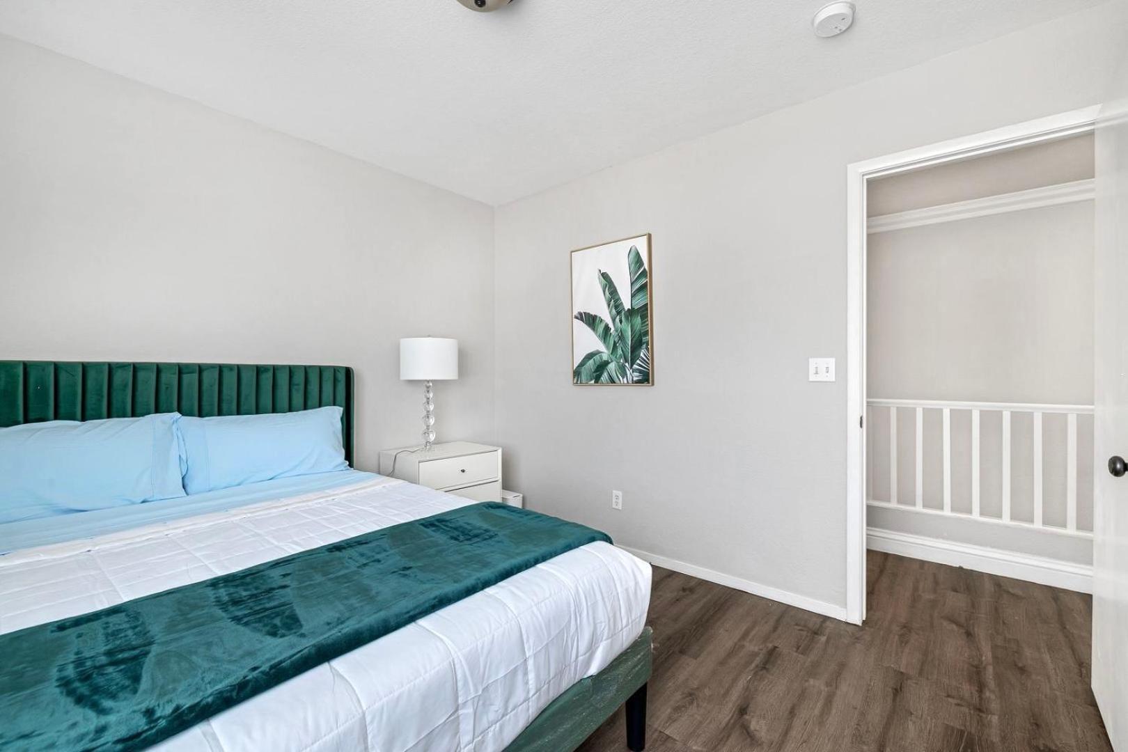 Modern In Vegas Near Strip With Pool And Jacuzzi