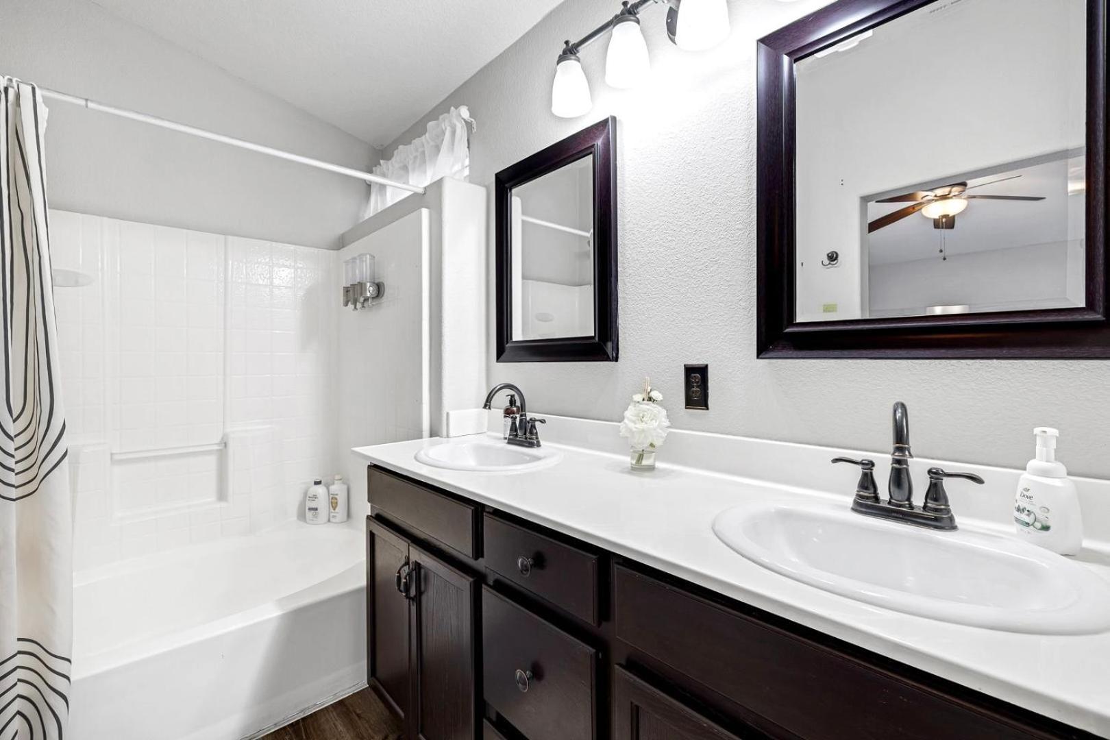 Modern In Vegas Near Strip With Pool And Jacuzzi Holiday home *
