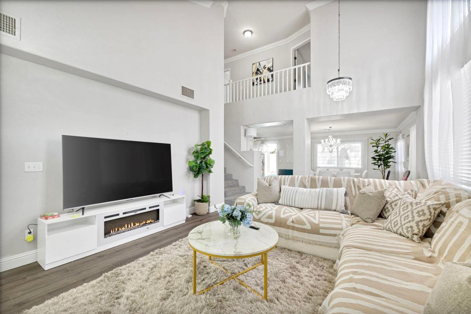 Modern In Vegas Near Strip With Pool And Jacuzzi Holiday home *