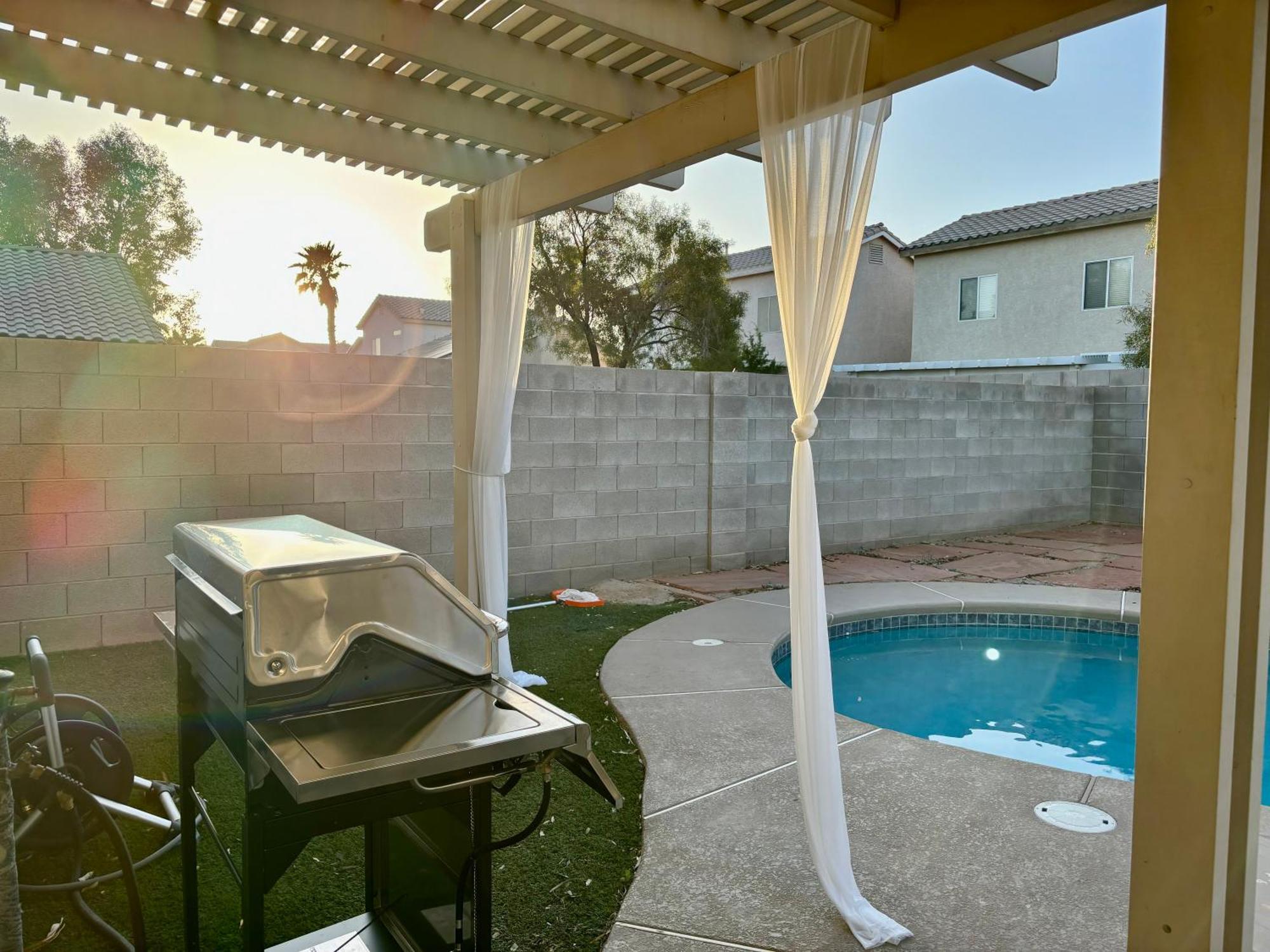 Modern In Vegas Near Strip With Pool And Jacuzzi Holiday home Las Vegas