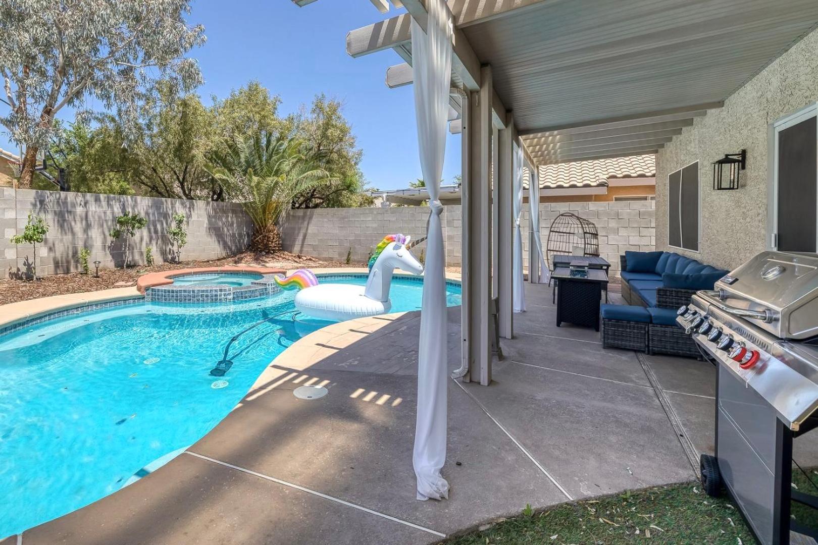 Modern In Vegas Near Strip With Pool And Jacuzzi *