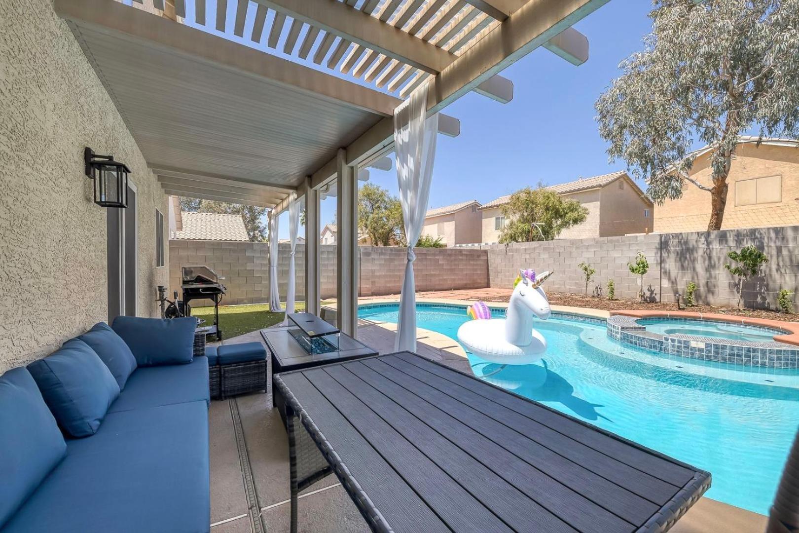 Modern In Vegas Near Strip With Pool And Jacuzzi Holiday home