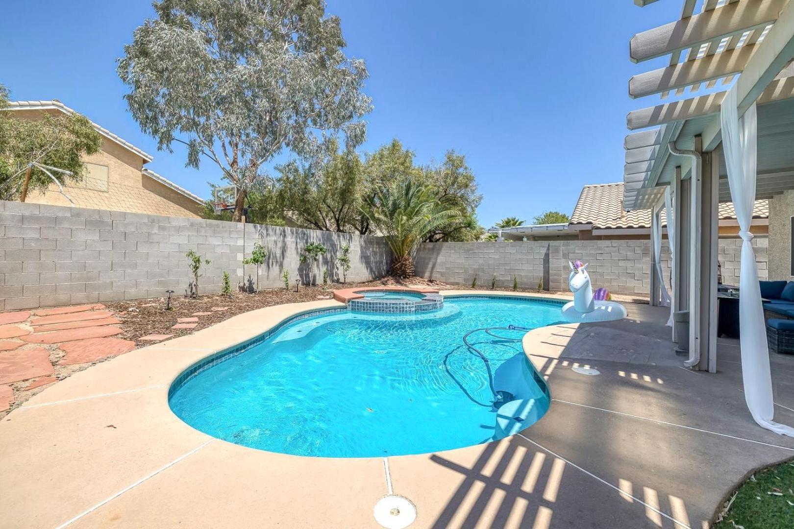 Modern In Vegas Near Strip With Pool And Jacuzzi Holiday home *