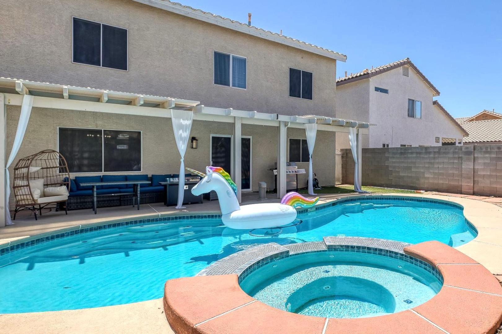 Modern In Vegas Near Strip With Pool And Jacuzzi Holiday home *