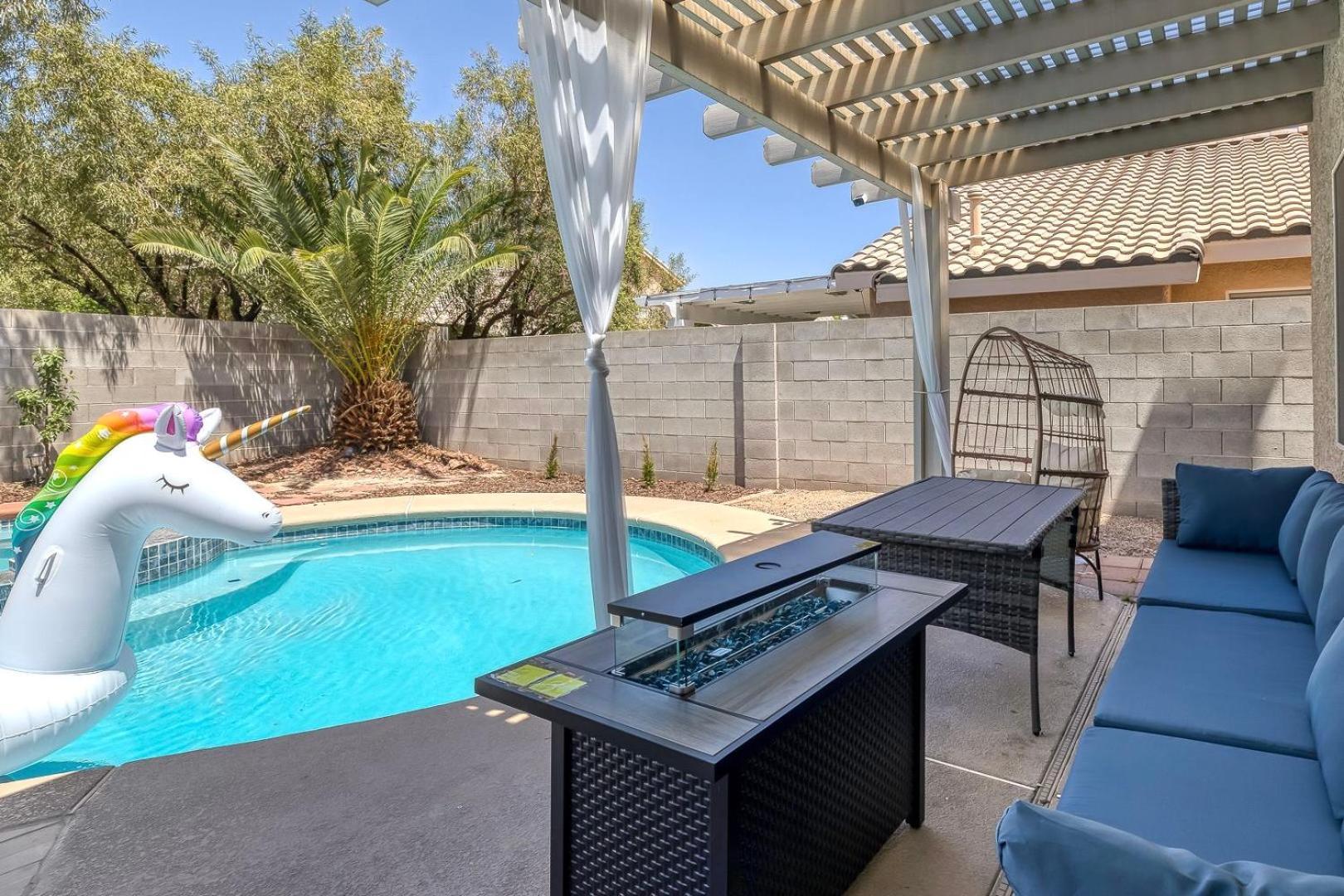Modern In Vegas Near Strip With Pool And Jacuzzi