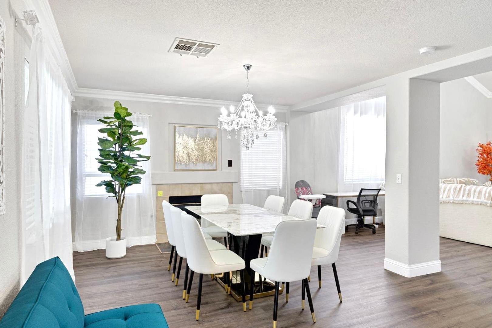 Modern In Vegas Near Strip With Pool And Jacuzzi