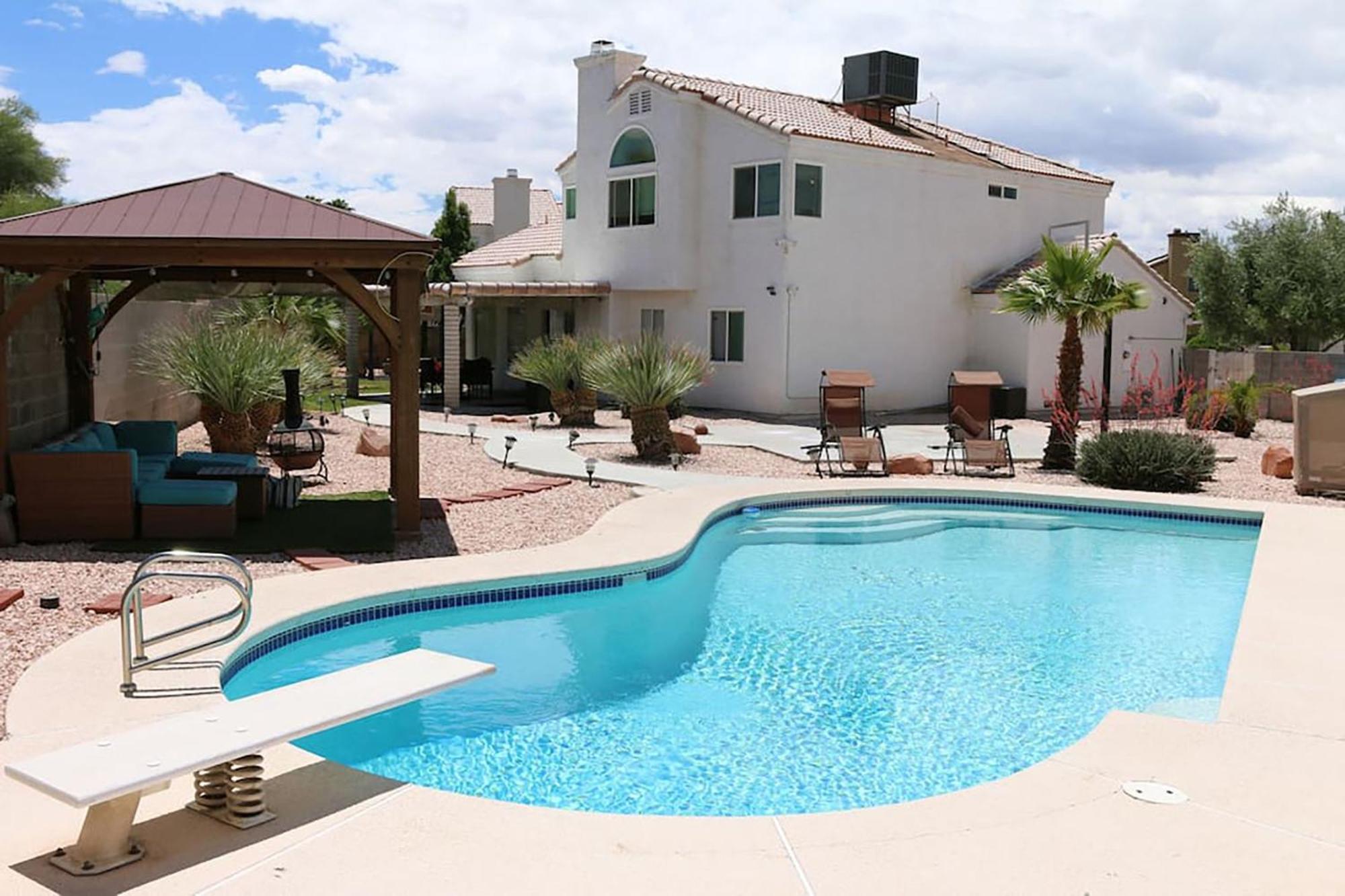Vegas Getaway, Pool, Basket Ball, Games, Cook Holiday home