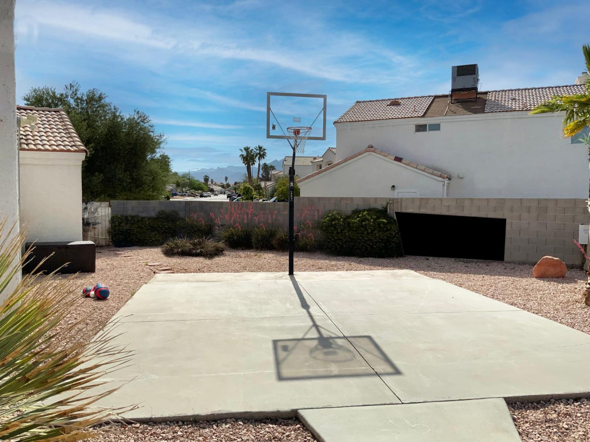 Vegas Getaway, Pool, Basket Ball, Games, Cook Holiday home *