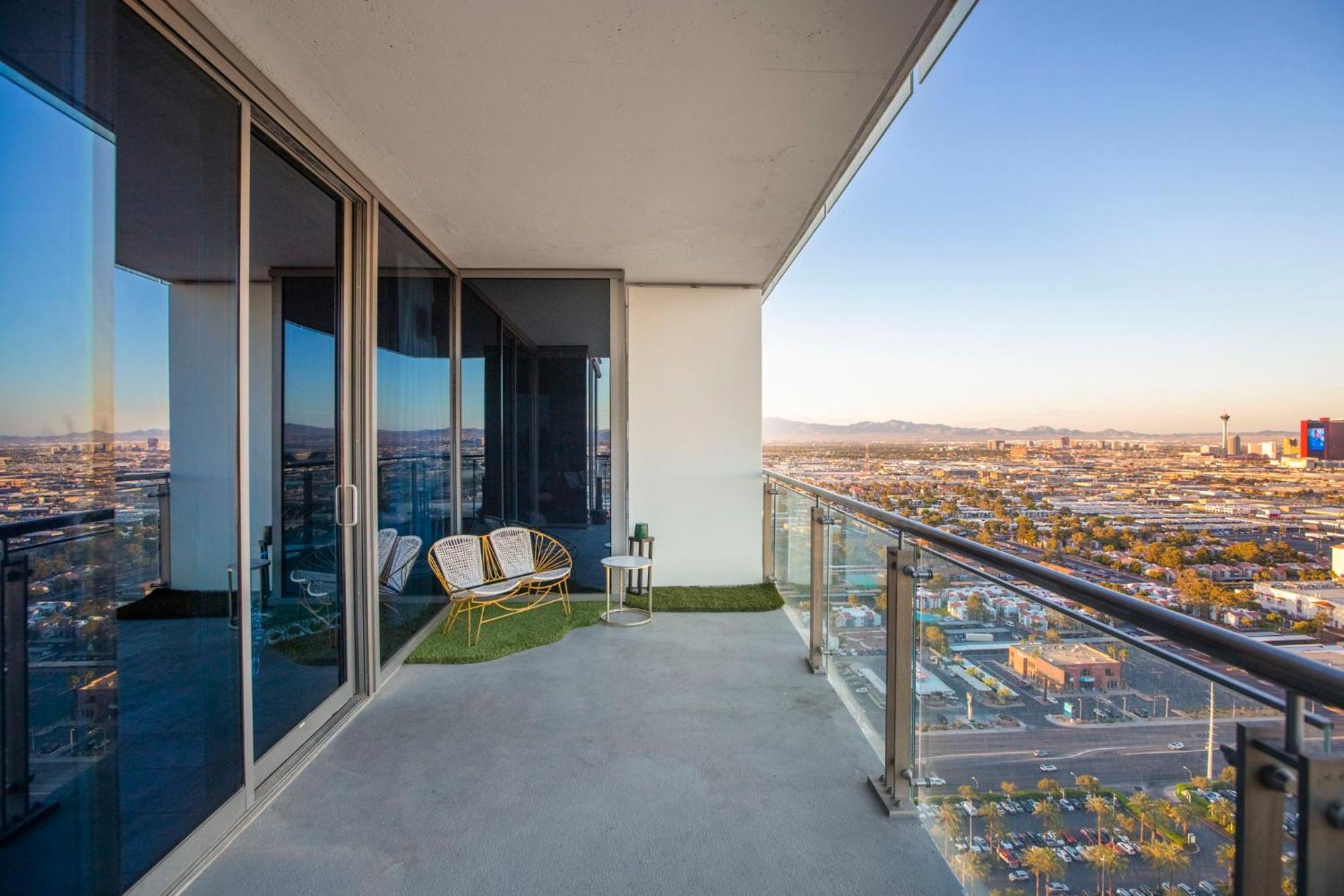 Palms Place, Strip View, 33rd Floor, 1 Bedroom Apartment *