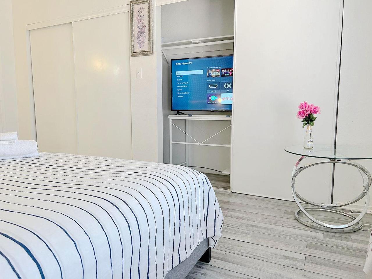 Super 1 Bedroom With Private Bathroom, Shared Kitchen -3 Las Vegas