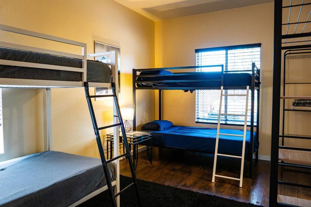 Spacious Classic Vegas 15 Mins From Strip