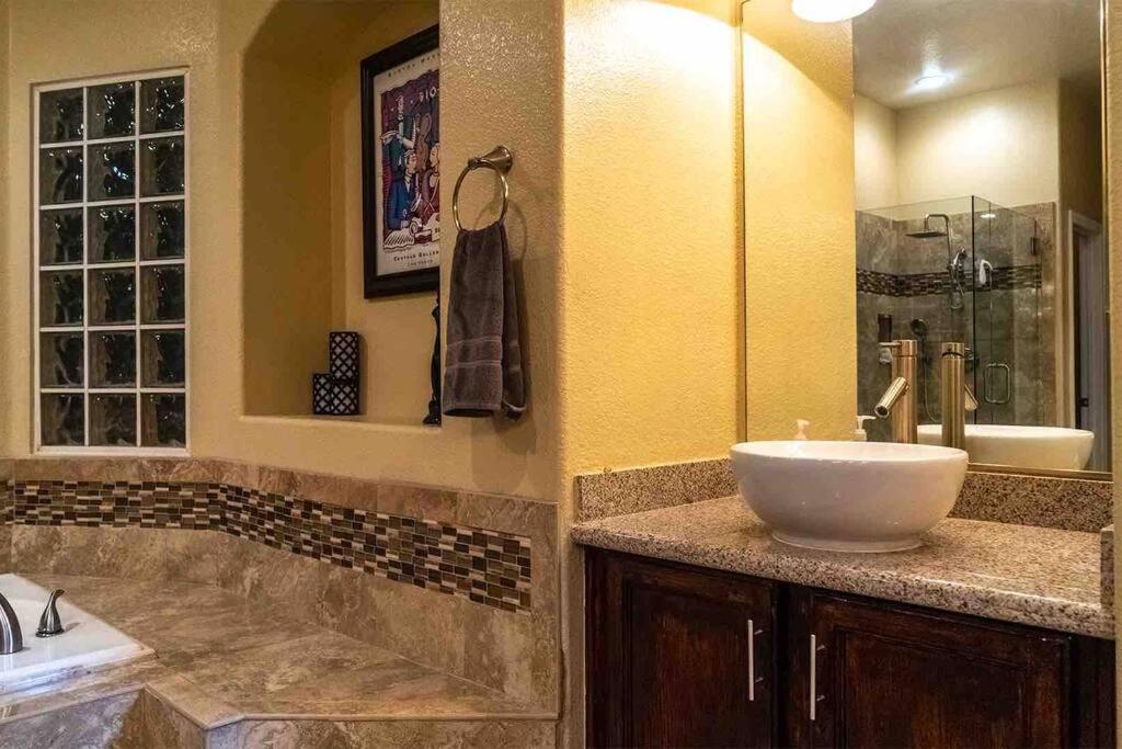 Spacious Classic Vegas 15 Mins From Strip Holiday home *