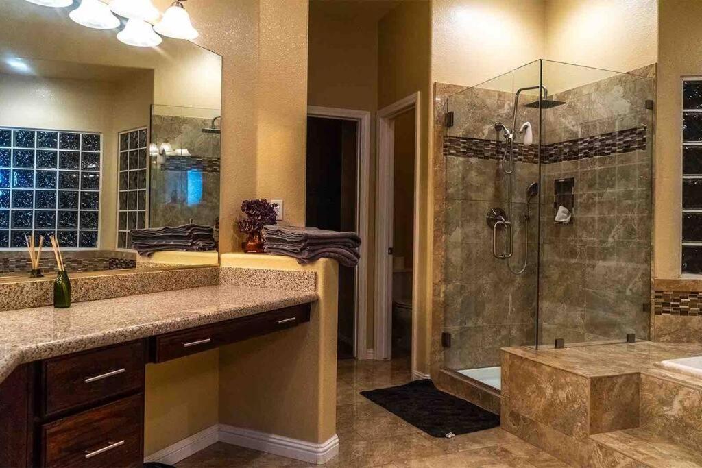 Holiday home Spacious Classic Vegas 15 Mins From Strip *