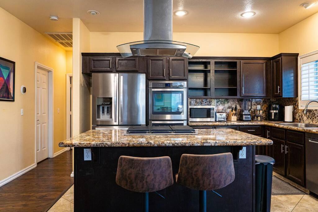 Spacious Classic Vegas 15 Mins From Strip