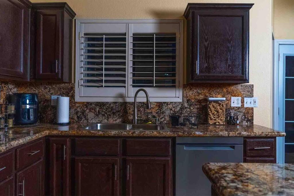 Holiday home Spacious Classic Vegas 15 Mins From Strip *