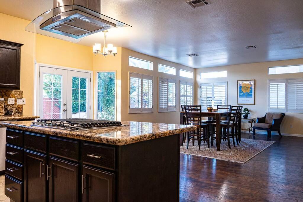 Spacious Classic Vegas 15 Mins From Strip Holiday home *