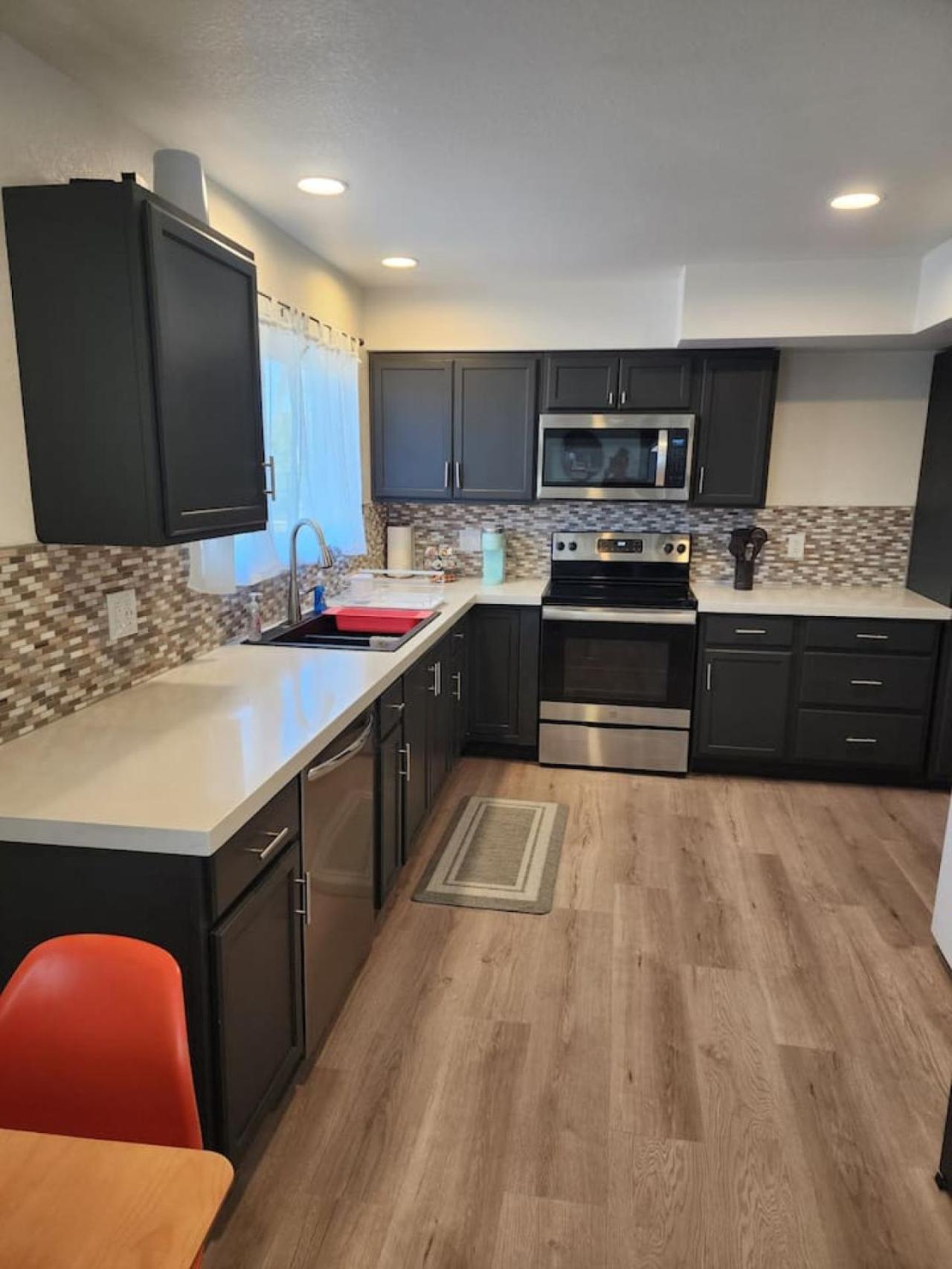 Mid-century Rural Ranch House Minutes To The Strip *
