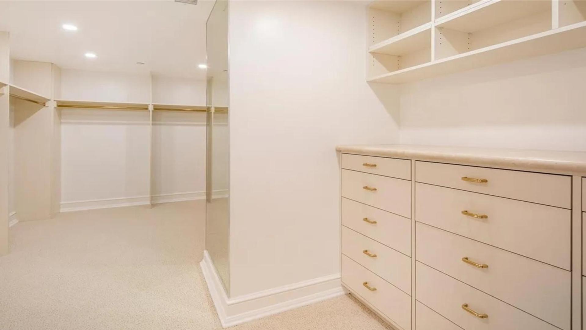 Stunning Four Bedroom Fully Professionally Remodeled Apartment