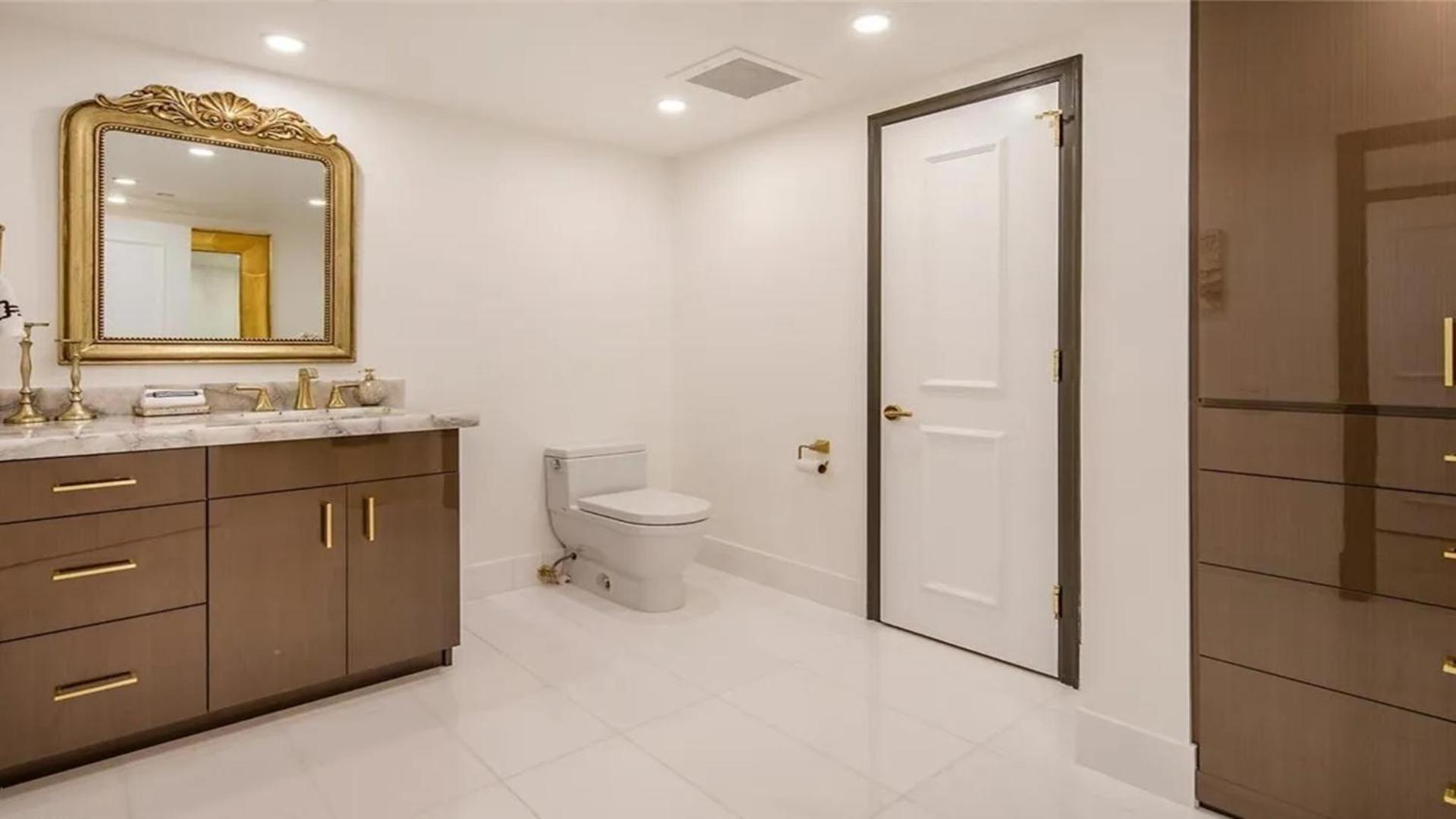 Stunning Four Bedroom Fully Professionally Remodeled Apartment *