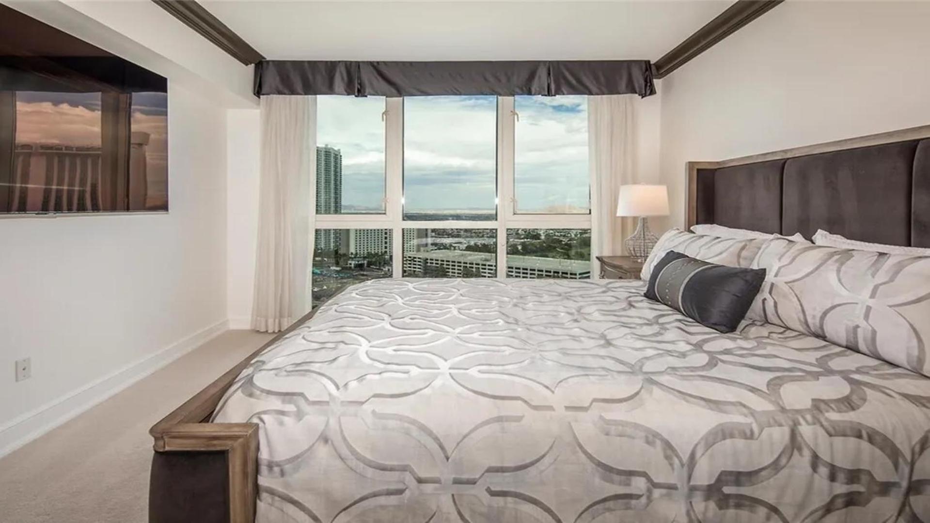 Apartment Stunning Four Bedroom Fully Professionally Remodeled *