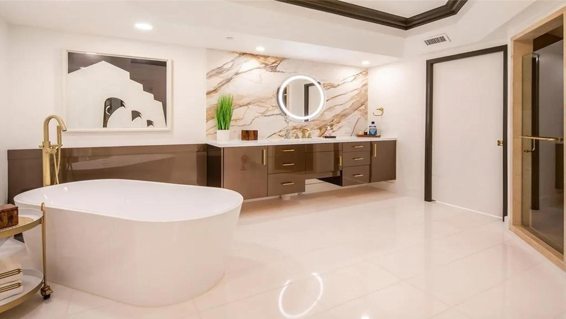Apartment Stunning Four Bedroom Fully Professionally Remodeled