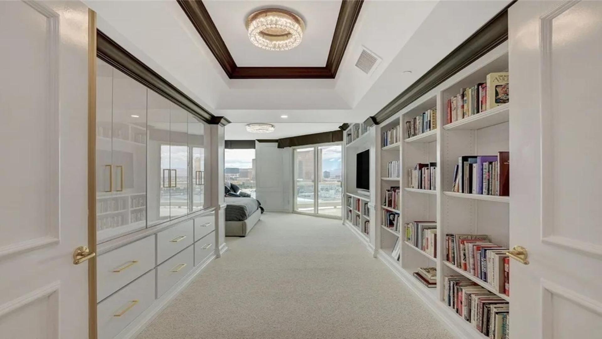 Stunning Four Bedroom Fully Professionally Remodeled Apartment *