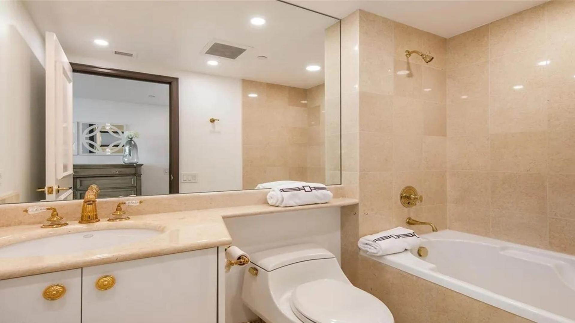 Stunning Four Bedroom Fully Professionally Remodeled Apartment *