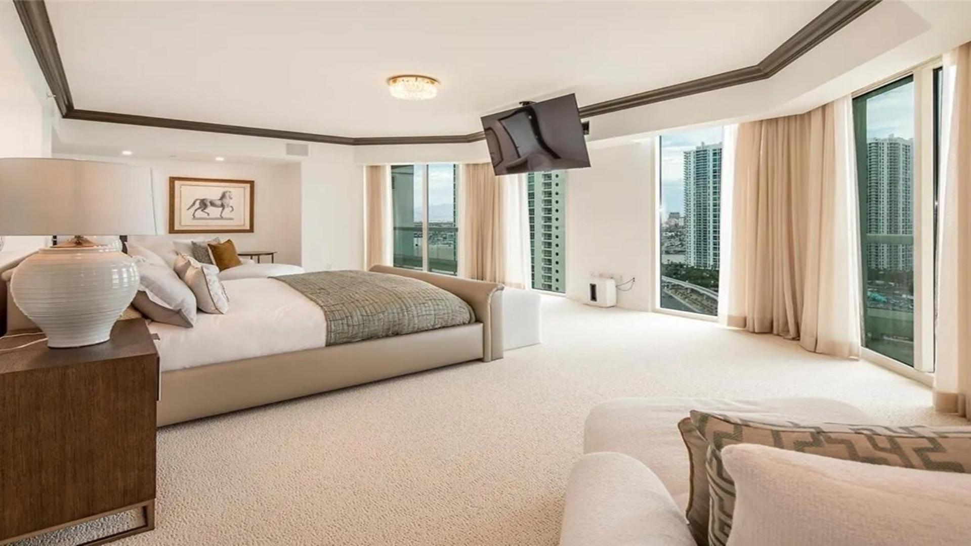 Stunning Four Bedroom Fully Professionally Remodeled Apartment Las Vegas
