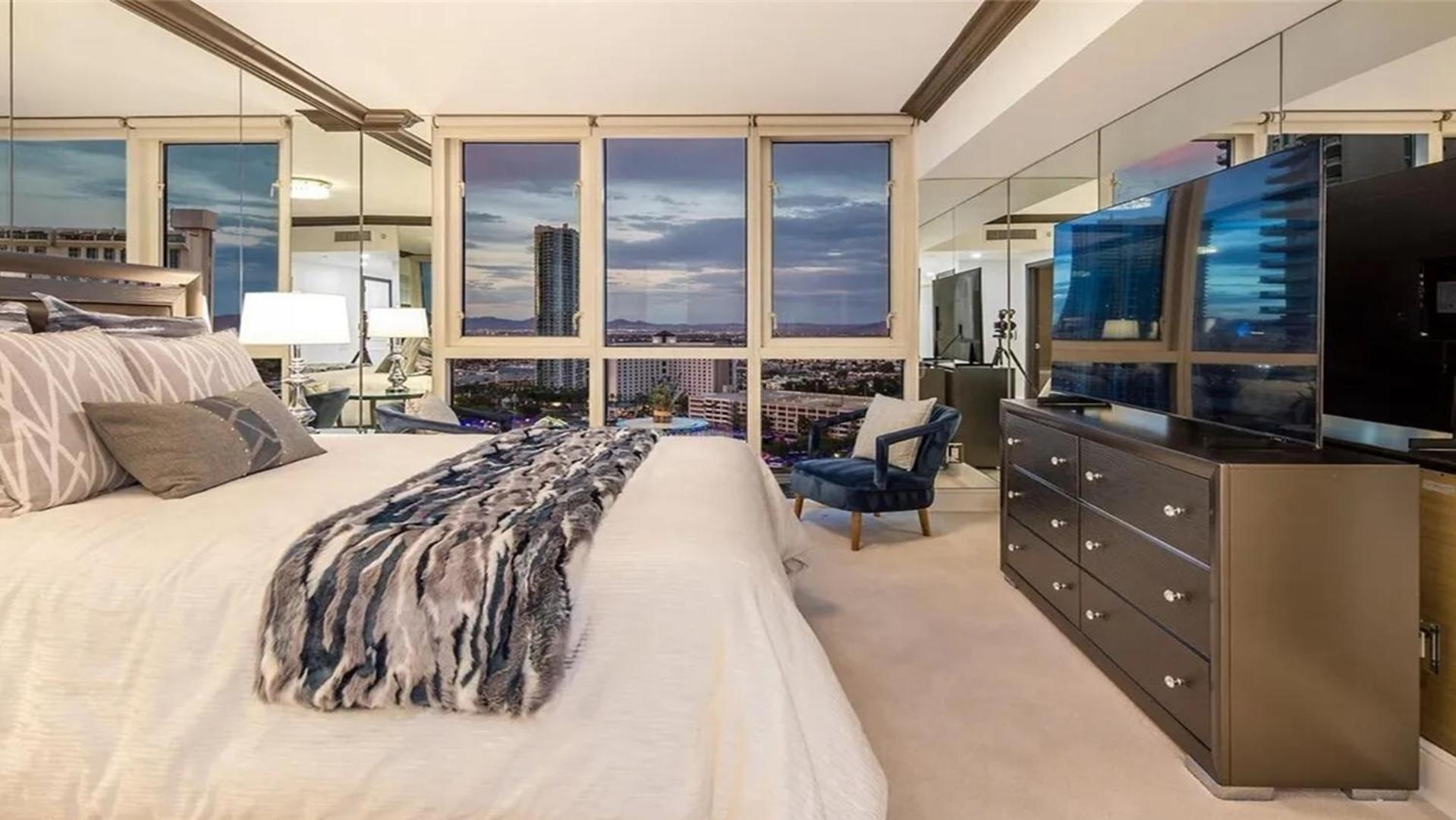 Stunning Four Bedroom Fully Professionally Remodeled Apartment *