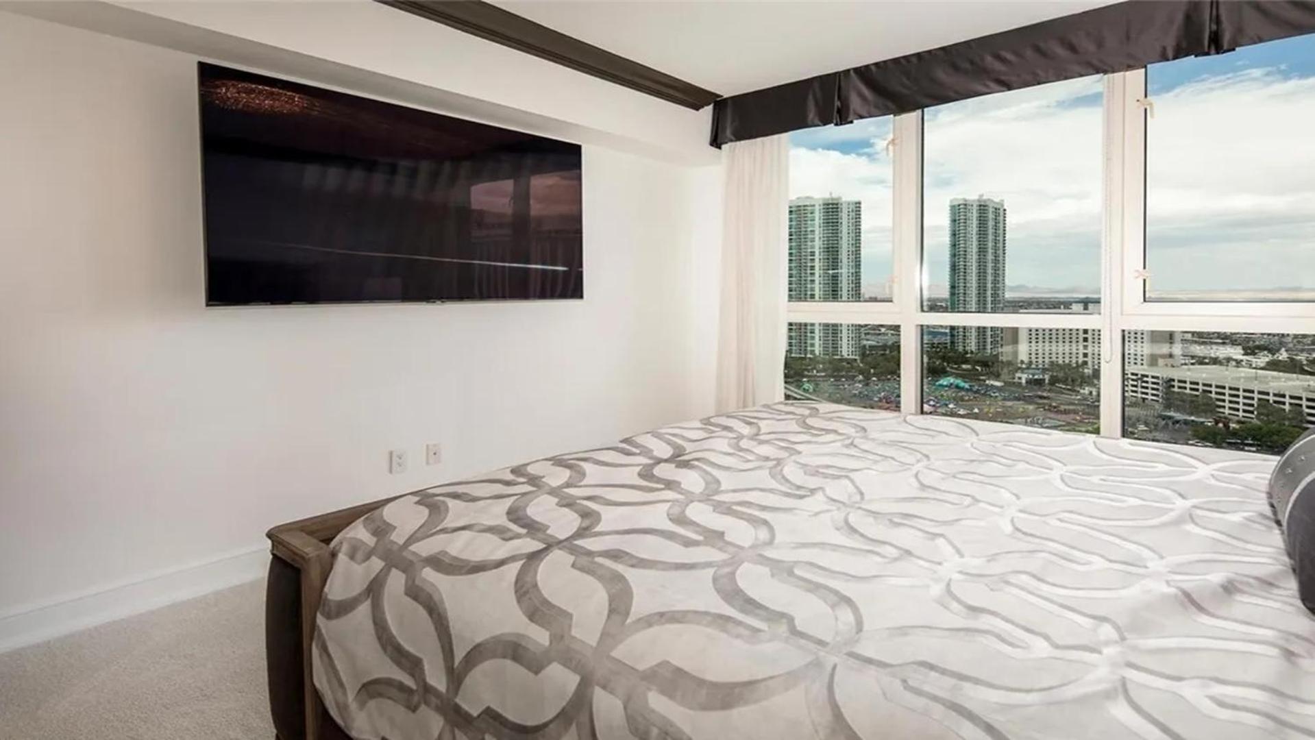 Stunning Four Bedroom Fully Professionally Remodeled Apartment *