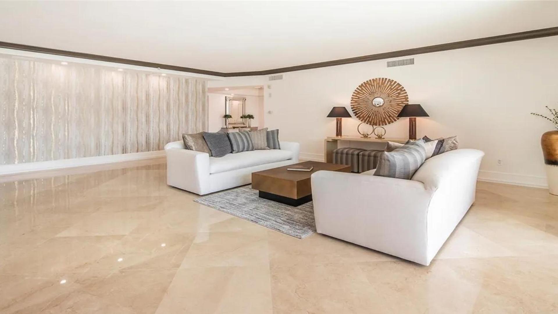 Stunning Four Bedroom Fully Professionally Remodeled Apartment