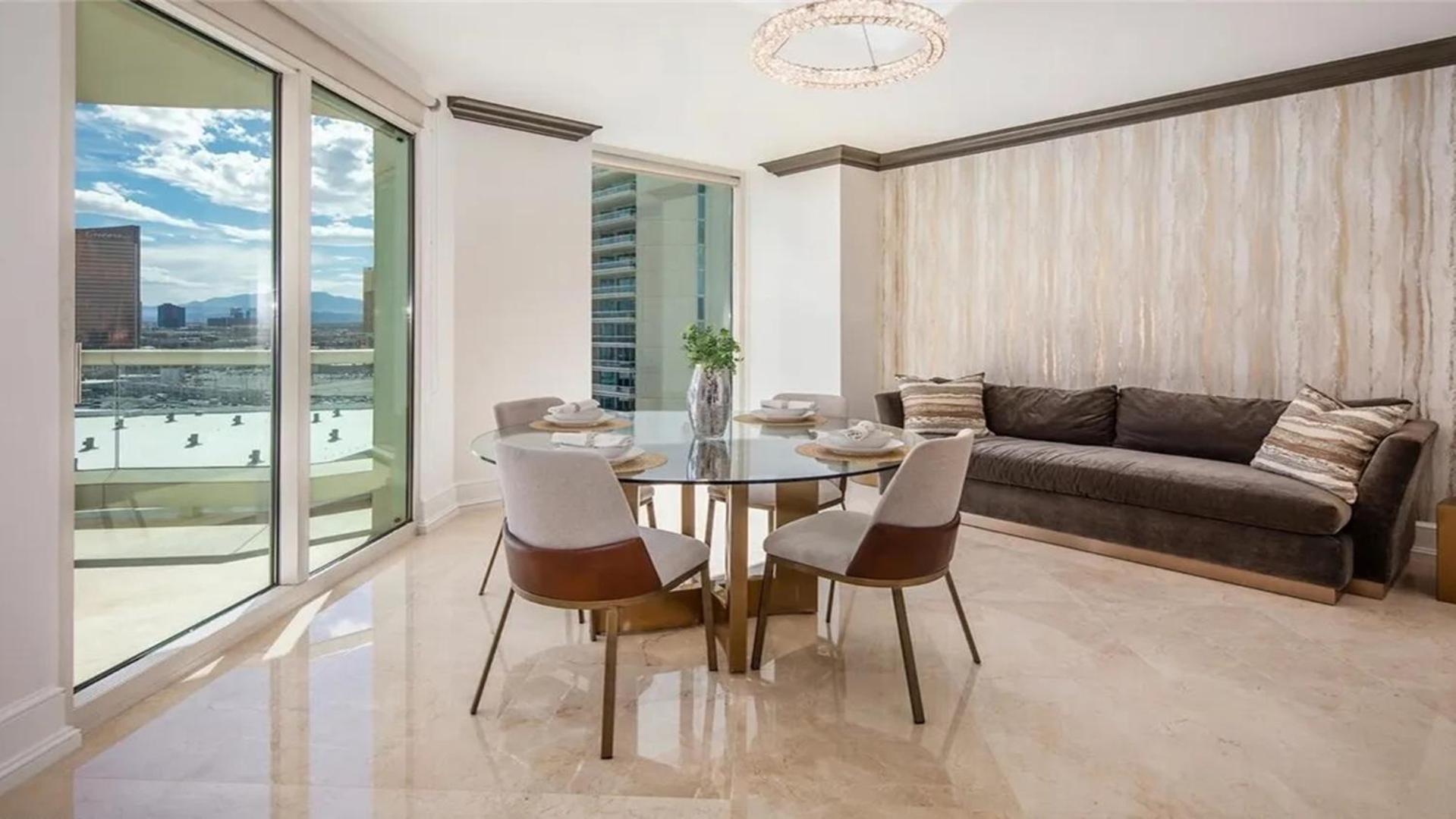 Apartment Stunning Four Bedroom Fully Professionally Remodeled *
