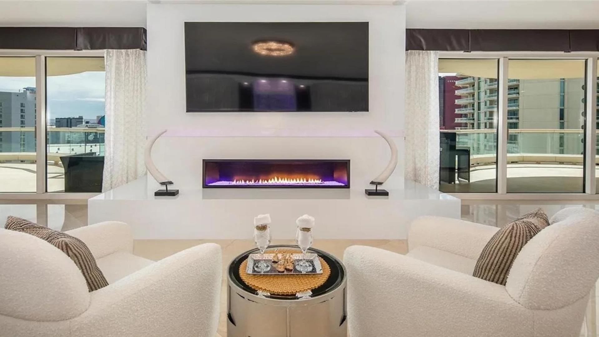 Stunning Four Bedroom Fully Professionally Remodeled Apartment Las Vegas